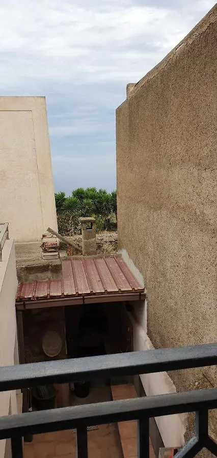 La casetta di Kamma 0*,  Italia